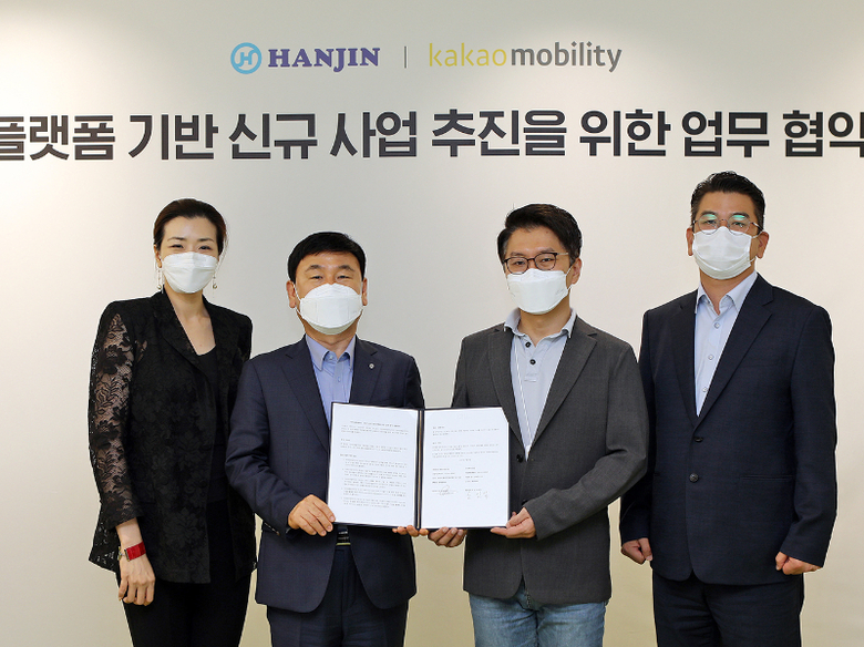 왼쪽부터 조현민 한진 미래성장전략 및 마케팅 총괄 부사장·노삼석 대표, 류긍선 카카오모빌리티 대표, 안규진 카카오모빌리티 사업부문총괄 부사장. 사진 | 카카오모빌리티