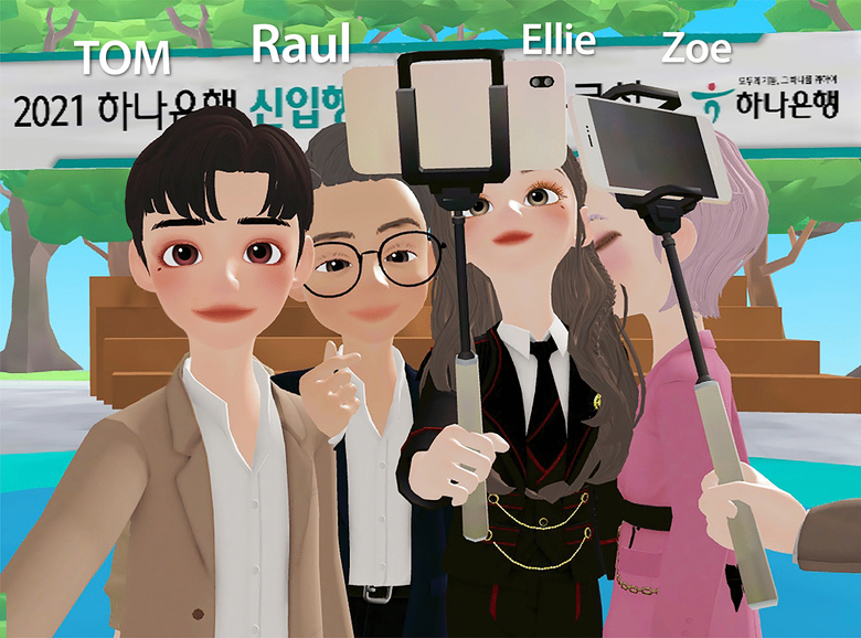 박성호 하나은행장(사진 왼쪽에서 2번째, 캐릭터 라울(Raul))이 메타버스 내 「하나글로벌캠퍼스」에서 신입행원들과 '셀카'를 촬영하고 있는 모습. 이미지ㅣ하나은행