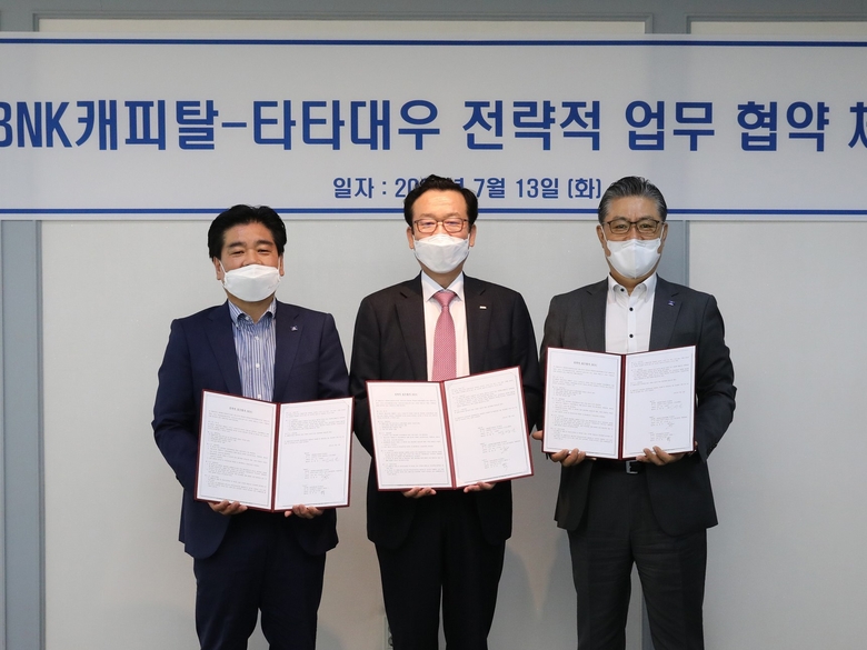 오른쪽부터 김방신 타타대우상용차 대표이사, 이두호 BNK캐피탈 대표이사, 김정우 타타대우상용차판매 대표이사가 함께 사진 찍은 모습. 사진ㅣBNK캐피탈