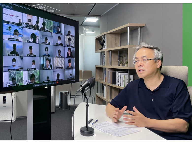 남철 첨단소재사업본부장이 상반기에 채용한 경력사원들을 대상으로 특강을 진행하고 있다. 사진ㅣLG화학
