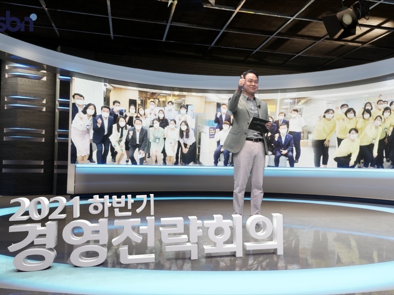 지난 16일 서울 중구 소재 신한은행 사내 방송국 가상스튜디오의 디지털 사내방송을 통해 진행된 ‘2021 하반기 경영전략회의’에서 진옥동 은행장이 상반기 고생한 직원들에게 격려의 메세지를 전하는 모습. 이미지ㅣ신한은행
