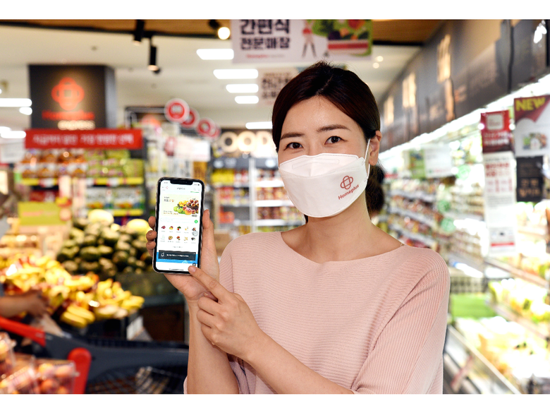 모델이 21일, 서울 동작구 홈플러스 익스프레스 남성점에서 홈플러스 모바일앱(App)을 통해 ‘홈플러스 익스프레스 온라인’ 서비스를 선보이고 있습니다. 사진ㅣ홈플러스 