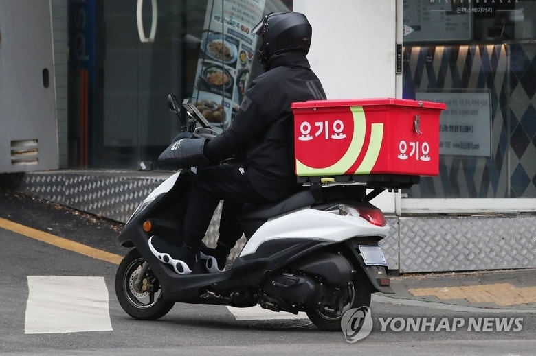 서울 한 거리에서 배달 중인 요기요 라이더. 사진ㅣ연합뉴스