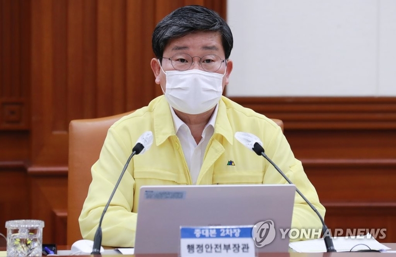 전해철 중앙재난안전대책본부 2차장(행정안전부 장관)이 중대본회의 모두발언서 거리두기 연장을 발표하는 모습. 사진ㅣ연합뉴스