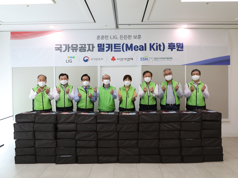 지난달 김지찬 LIG넥스원 대표(왼쪽 네번째), 강윤진 국가보훈처 복지증진국장(왼쪽 다섯번째), 최용준 (주)LIG 대표(왼쪽 여섯번째)가 저소득 국가유공자 대상으로 위문품(밀키트) 전달식에 참여해 기념사진을 촬영하고 있다. 사진ㅣLIG넥스원