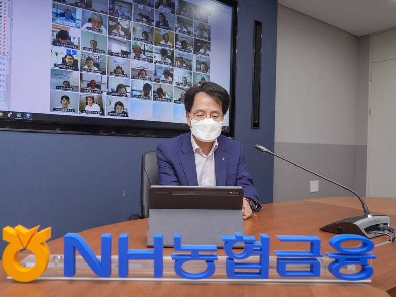 NH농협금융본사 회의실에서 손병환 회장이 하반기 경영전략회의를 주재하는 모습. 사진ㅣNH농협금융
