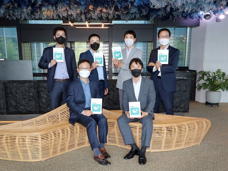 정원기 자산관리사업단 본부장(사진 앞줄 왼쪽 첫 번째)과 이재철 자산관리사업지원섹션장(사진 뒷줄 왼쪽 네 번째)이 발간 기념사진을 찍는 모습. 사진ㅣ하나은행