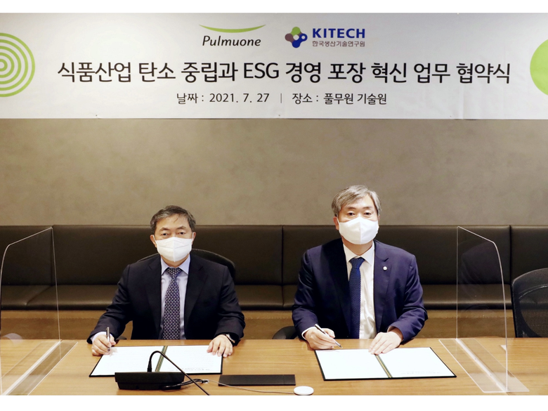 지난 27일, 충북 오송 바이오폴리스 소재 풀무원기술원에서 이상윤 풀무원 원장(왼쪽)과 이낙규 한국생산기술연구원 원장(오른쪽)이 혁신적이고 지속가능한 식품 패키지 개발 및 기술 협력을 위한 업무협약(MOU)을 체결했습니다. 사진ㅣ풀무원