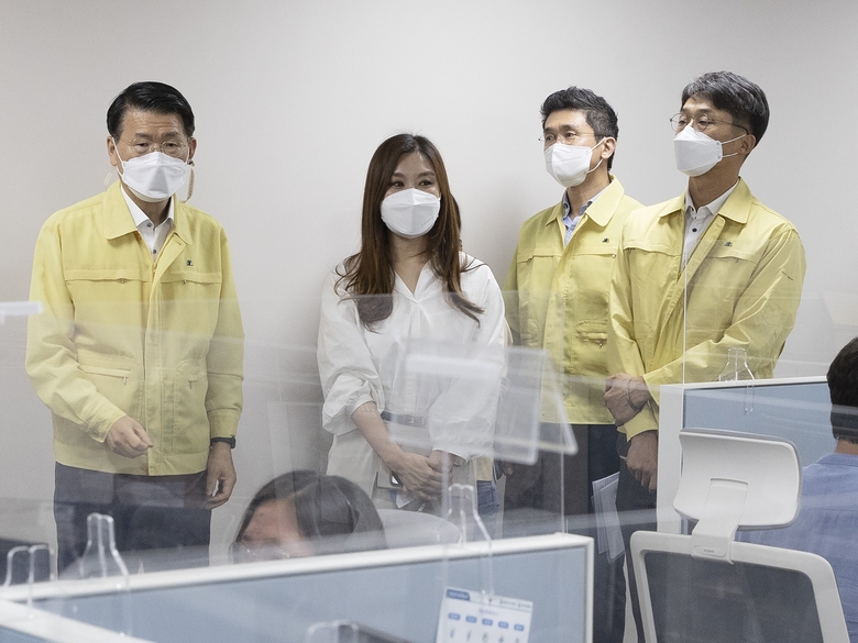 은성수 금융위원장이 28일 롯데카드 콜센터를 방문해 금융권 사업장내 코로나19 발생 예방을 위한 방역 실태와 업무연속성계획 등을 점검하고 있는 모습. 사진ㅣ금융위원회