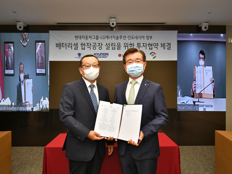 조성환 현대모비스 사장(앞줄 왼쪽)과 김종현 LG에너지솔루션 사장(앞줄 오른쪽), 바흐릴 라하달리아 인도네시아 투자부 장관(왼쪽 화면), 토토 누그로호 인도네시아 국영 배터리 코퍼레이션(IBC) CEO(오른쪽 화면)가 베터리셀 합작공장 설립 투자협약 체결식에서 기념촬영을 하고 있습니다. 사진ㅣ현대차그룹