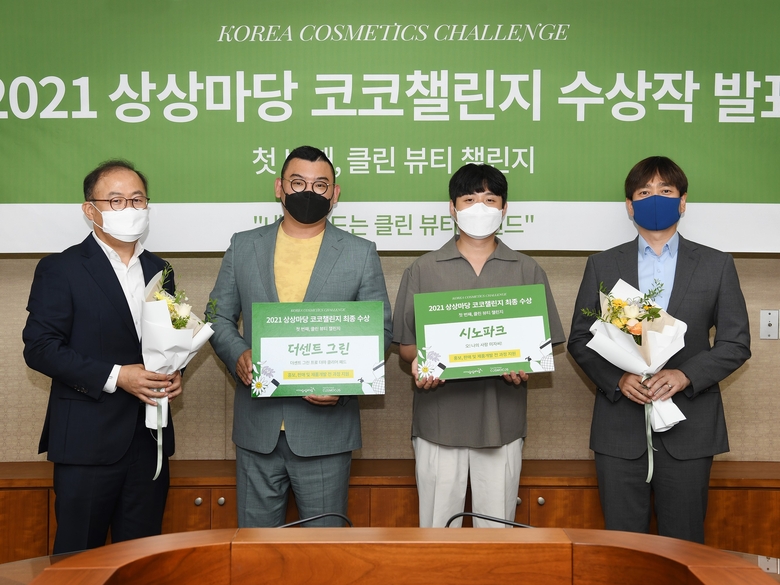(왼쪽부터) 이상학 KT&G 지속경영본부장, 김홍석 더센트그린 대표, 박신호 시노파크 대표, 안빈 코스모코스 대표이사가 함께 기념촬영 하는 모습. 사진ㅣKT&G