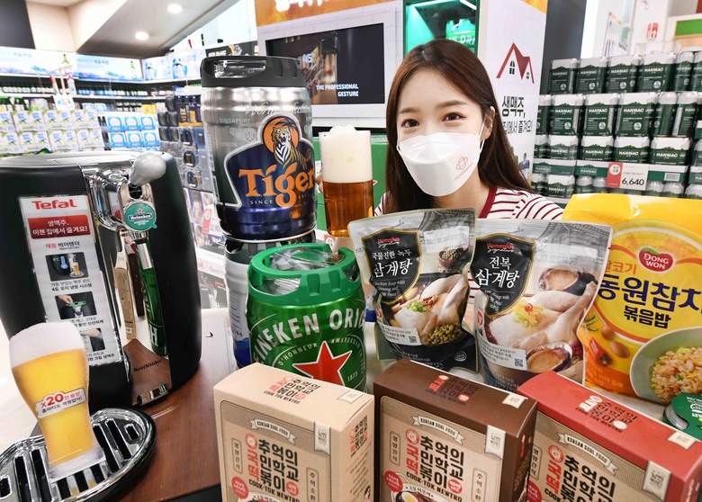 모델이 서울 등촌동 홈플러스 강서점에서 ‘홈치어링 기획전’ 상품을 선보이고 있습니다. 사진ㅣ홈플러스
