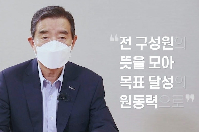 김윤 삼양홀딩스 회장이 2일 영상을 통해 임직원에게 위기를 극복하고 비전2025를 달성하자고 강조했습니다. 사진ㅣ삼양그룹