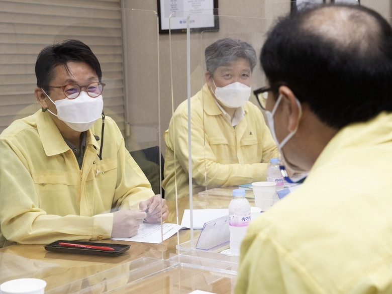 도규상 금융위원회 부위원장이 3일 IBK기업은행 서소문지점을 방문해 금융권 방역 이행상황을 점검하고 있습니다.
