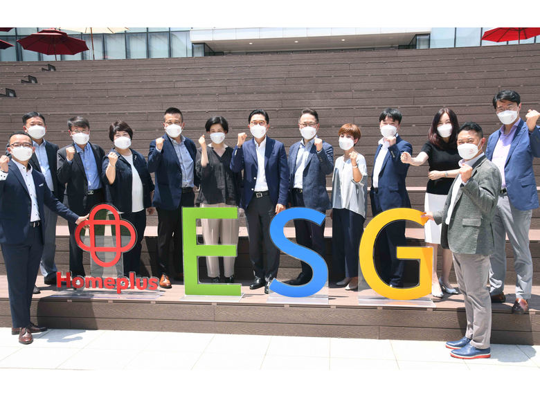 ‘홈플러스 ESG 위원회’ 구성원들이 5일 서울 등촌동 소재 홈플러스 본사 중앙정원에서 ‘홈플러스 ESG 위원회’ 출범 기념 촬영을 진행하고 있다. 사진ㅣ홈플러스