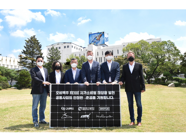 (사진 왼쪽부터) 구자범 오비맥주 부사장, 나탈리 보르헤스 오비맥주 부사장, 배성환 켑코에너지솔루션 대표, 배하준 오비맥주 대표, 허은 이온어스 대표, 피터 사우어 오비맥주 부사장이 기념 촬영을 하고 있다. 사진ㅣ오비맥주