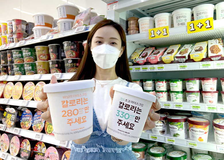 모델이 배달의민족 저칼로리 아이스크림을 들고 포즈를 취하고 있습니다. 사진ㅣ세븐일레븐