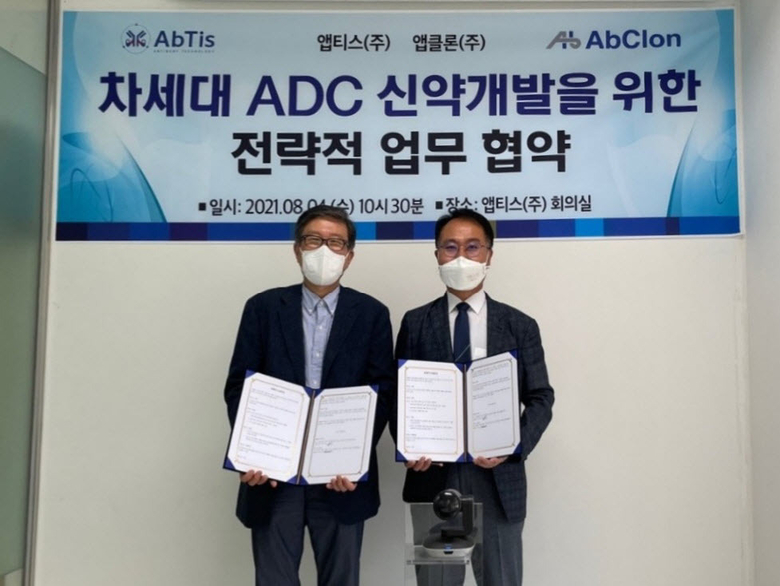 앱클론 이종서 대표이사(왼쪽)와 앱티스 정상전 대표이사. 사진ㅣ앱클론