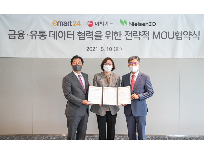 MOU체결 후 김장욱 이마트24 대표(왼쪽), 최원석 BC카드 사장(오른쪽), 최경희 닐슨컴퍼니코리아 대표(가운데)가 기념촬영을 하고 있습니다. 사진ㅣ이마트24