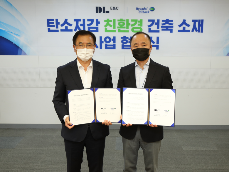 12일 서울 중구 현대오일뱅크 서울사무소에서 ‘탄소저감 친환경 건축소재 사업 협약’을 체결한 강달호 현대오일뱅크 사장(왼쪽)과 마창민 DL이앤씨 대표. 사진ㅣ현대오일뱅크