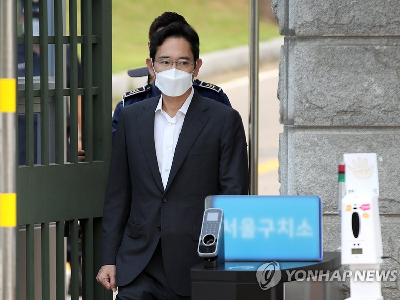 이재용 삼성전자 부회장이 13일 오전 경기도 의왕시 서울구치소에서 가석방되어 걸어 나오고 있다. 사진ㅣ연합뉴스