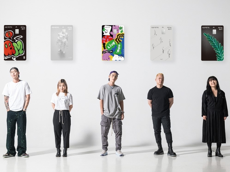 KB페이 챌린지 카드 플레이트와 디자인 아티스트, 왼쪽부터 ‘I AM'’샘바이펜), ‘Out of Space’(메이킴), ‘The best Time is Now’(차인철), ‘Mono Island’(성립), ‘The Peaceful Angle’(나난). 사진ㅣKB국민카드