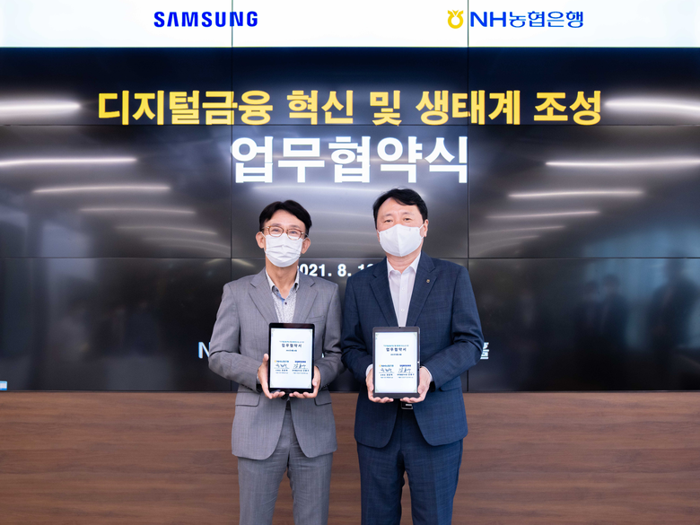 18일 서울 서초구 소재 NH디지털혁신캠퍼스에서 권준학 NH농협은행 은행장(사진 오른쪽)과 강봉구 삼성전자 한국총괄 부사장이 ‘디지털금융 혁신 및 생태계 조성을 위한 업무협약’을 체결하고 기념촬영을 하고 있는 모습. 사진ㅣNH농협은행