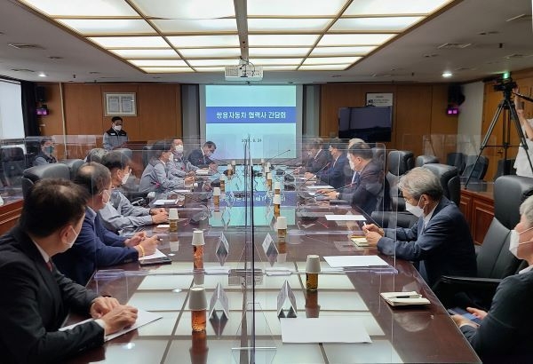 지난 24일 평택공장 본사에서 열린 간담회에서 쌍용자동차 상거래 채권단 및 주요 부품 협력사 대표들이 대화를 나누고 있는 모습. 사진ㅣ쌍용자동차