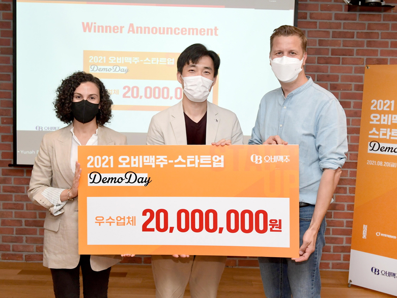 (왼쪽부터)나탈리 보르헤스 오비맥주 구매부문 부사장, 이범주 라피끄 대표, 배하준 오비맥주 대표가 시상식 후 기념사진을 촬영하는 모습. 사진ㅣ오비맥주