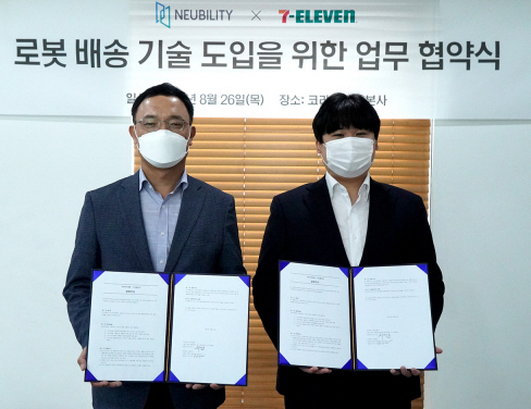 라스트마일 배달 로봇 플랫폼 뉴빌리티는 26일 오전 편의점 세븐일레븐과 자율주행 로봇 배달 서비스 도입 및 상용화‘를 위한 업무협약을 체결했다. (사진 왼쪽부터) 최경호 세븐일레븐 대표이사, 이상민 뉴빌리티 대표이사. 사진ㅣ세븐일레븐
