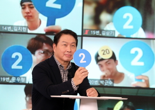 최태원 SK그룹 회장이 지난 26일 경기도 이천 SKMS연구소에서 열린 '이천포럼 2021' 퀴즈 이벤트에서 구성원들과 퀴즈를 풀고 있는 모습. 사진ㅣSK