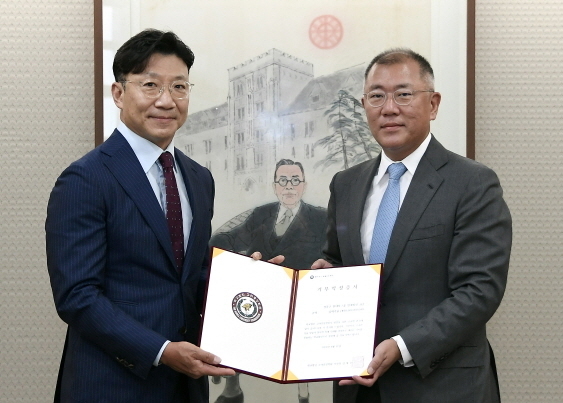 현대차그룹 정의선 회장(사진 우측)이 기부금 약정서에 서명한 뒤 고려중앙학원 김재호 이사장과 기념 사진을 촬영하고 있는 모습. 사진ㅣ현대차그룹