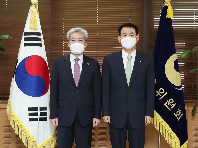 고승범 금융위원장이 2일 서울 종로구 정부서울청사에서 정은보 금융감독원장과 면담을 갖고 양 기관 간의 협업과 금융현안 대응 방안에 대해 논의했습니다. 사진ㅣ금융위원회