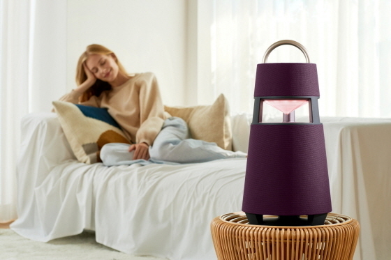 모델이 LG 엑스붐 360(모델명: RP4)로 음악을 감상하고 있는 모습. 사진ㅣLG전자