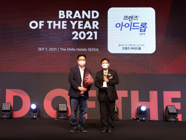 지난 7일 서울 신라호텔에서 열린 '2021 올해의 브랜드 대상' 시상식에서 서경덕 한국소비자포럼 소비자위원장(왼쪽)과 강성구 JW중외제약 이사(OTC마케팅팀장)가 기념사진을 촬영하고 있는 모습. 사진ㅣJW중외제약