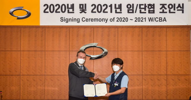 르노삼성자동차 2020년 및 2021년 임단협 조인식에서 도미닉시뇨라 대표이사(좌)와 박종규 노조위원장(우)이 악수하고 있다. 사진│르노삼성
