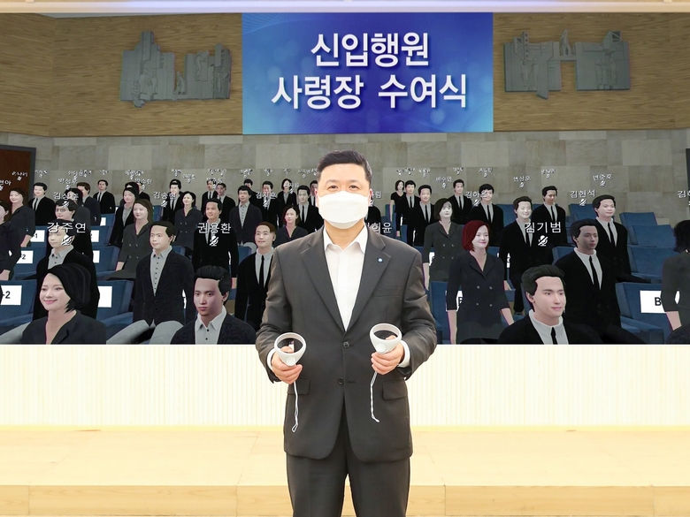 우리은행이 메타버스를 활용해 신입행원 임명장 수여식을 진행했습니다. 메타버스 수여식에 참여한 권광석 우리은행장. 사진ㅣ우리은행