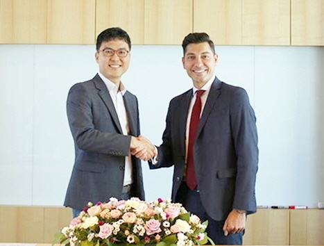 지난 2018년 나보타 글로벌 파트너사인 에볼루스 데이비드 모아타제디 사장(오른쪽)이 대웅제약 본사와 향남 나보타 공장을 방문, 협력을 다졌던 모습. 사진ㅣ인더뉴스 DB