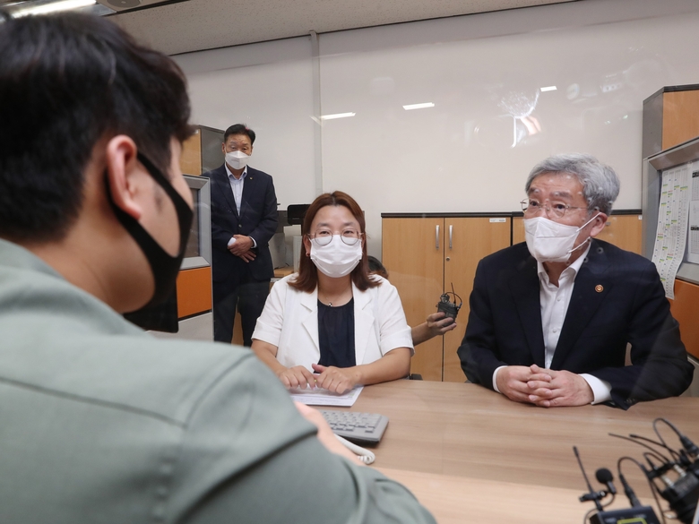 고승범 위원장이 14일 서울 중구 중앙서민금융통합지원센터를 방문해 취약계층의 서민 및 소상공인의 금융 애로사항을 청취하며, 서민금융 실무자들과 간담회를 진행했습니다. 사진ㅣ금융위원회