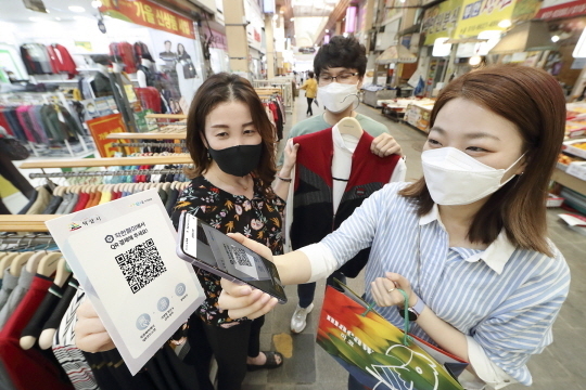 QR코드를 활용해 익산다이로움을 활용하는 모습. 사진ㅣKT