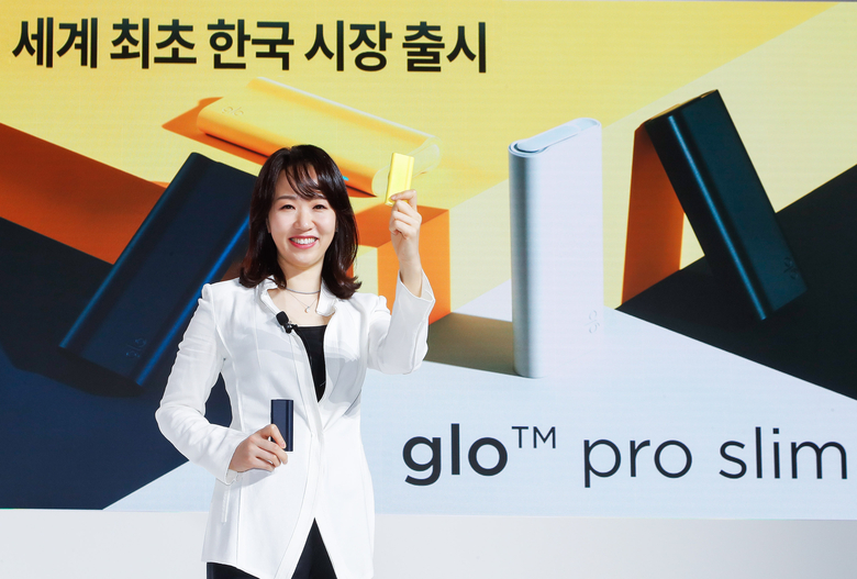 BAT로스만스가 27일 온라인 기자간담회를 통해 전 세계 최초로 궐련형 전자담배 ‘글로 프로 슬림’을 공식 출시했습니다. 김은지 BAT로스만스 대표이사 모습. 사진ㅣBAT로스만스