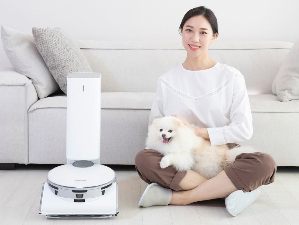 삼성전자 모델이 인공지능 로봇청소기 ‘비스포크 제트 봇 AI’를 소개하고 있다. 사진│삼성전자