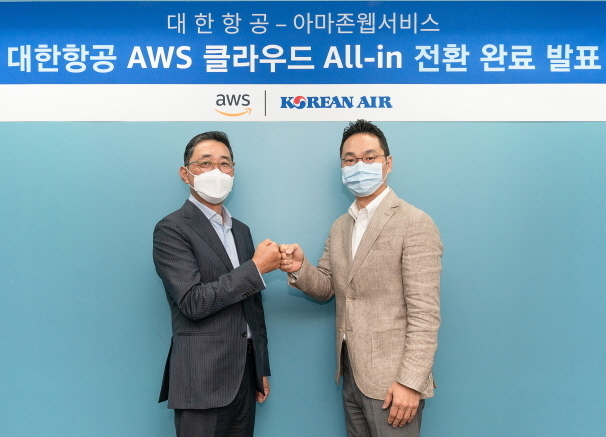 28일 진행된 '대한항공 AWS 클라우드 전환완료' 미디어 브리핑 기념촬영을 하고있는 (왼쪽부터) 함기호 AWS 코리아 대표와 장성현 대한항공 마케팅/IT부문 부사장. 사진ㅣ대한항공