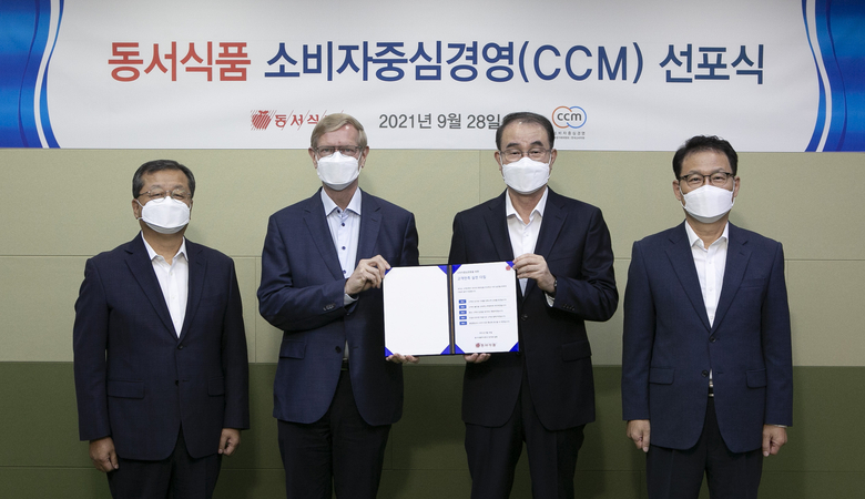 28일 서울시 마포구 동서빌딩에서 열린 소비자중심경영(CCM) 선포식에서 동서식품 임원들이 기념촬영을 하고 있는 모습. (왼쪽부터)김광수 부사장, 첼루트 부사장, 이광복 사장, 박영순 최고고객책임상무. 사진ㅣ동서식품