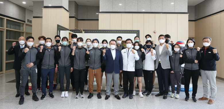 윤홍근 제너시스BBQ 그룹 회장(왼쪽부터 6번째)과 빙상종목 국가대표 선수들이 파이팅을 외치며 기념 사진을 촬영하고 있는 모습. 사진ㅣBBQ