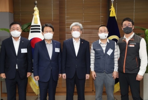 고승범 금융위원장(가운데)이 지난1일 서울 종로구 정부서울청사에서 열린 금융권 노사정 대표자 간담회에 참석해 나재철 금융투자협회장(맨 왼쪽), 김광수 은행연합회장(왼쪽 두 번째), 박홍배 금융산업노조 위원장(오른쪽 두 번째), 이재진 사무금융노조 위원장(맨 오른쪽)과 기념 촬영을 하고 있다. 사진│금융위원회 