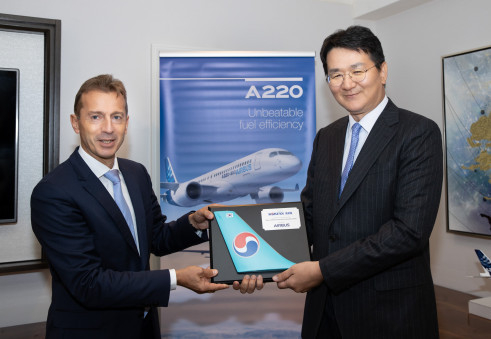 IATA 연차총회에서 에어버스 A220 최우수 운항 항공사로 선정된 대한항공의 조원태 대한항공 회장(오른쪽)이 기욤 포리 에어버스 최고경영자(CEO)가 기념 사진을 촬영하고 있다. (사진제공=대한항공)