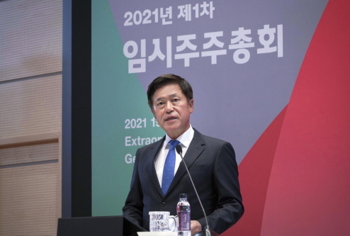 박정호 SK텔레콤 CEO가 12일 본사 T타워 수펙스홀에서 열린 임시주주총회에서 발언하고 있는 모습. 사진ㅣSK텔레콤