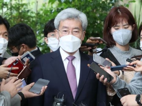 고승범 금융위원회 위원장이 14일 오전 서울 여의도 금융투자협회에서 열린 투자자 교육 플랫폼 '알투플러스' 오픈 기념회에 참석한 뒤 취재진 질문에 답하고 있다. 사진│연합뉴스