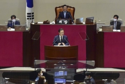 문재인 대통령이 25일 국회에서 '2022년 예산안' 시정연설을 하고 있다. 사진│연합뉴스
